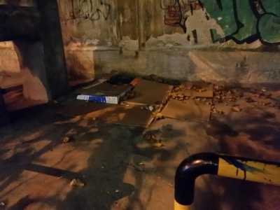 Una delle tante piattaforme di cartone usate dai poveri per dormire sotto il cavalcavia 